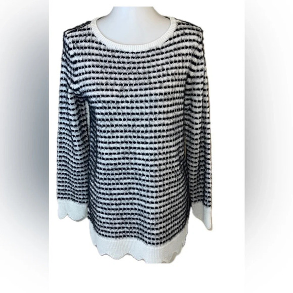 Elle black and white fuzzy sweater large - Picture 2 of 9